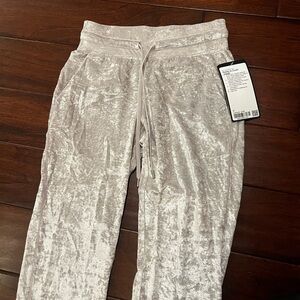 lululemon athletica Ready to Crush Jogger in Chrome/Ivory New with tags size 4